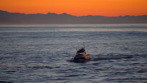 Cinematográfico-Impresionante-Todavía-De-Cerca-Barco-De-Pesca-Dramático-Brillante-Naranja-Puesta-De-Sol-Oscuridad-Biarritz-Hossegor-Francia-Playa-Montaña-Paisaje-Costero-Biarritz-País-Vasco-Luces-De-La-Ciudad-Bahía-De-Aguas-Tranquilas