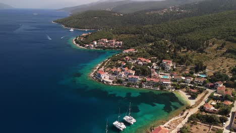 un avión no tripulado hace un panorámico alrededor de fiskardo en grecia.