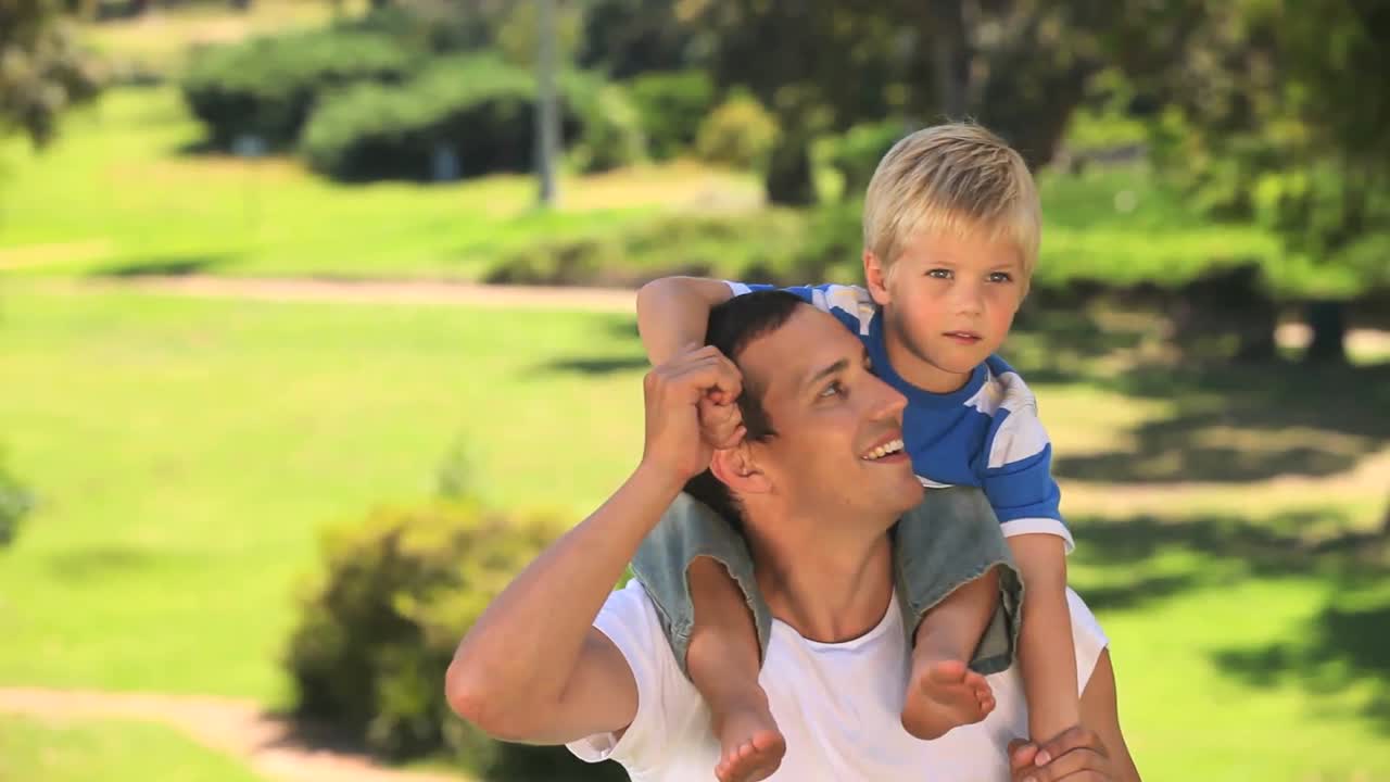 Bambino sulle spalle di suo padre