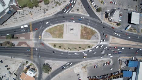 Vista-Cenital-Desde-Un-Dron-Descendiendo-Sobre-Un-Tiovivo