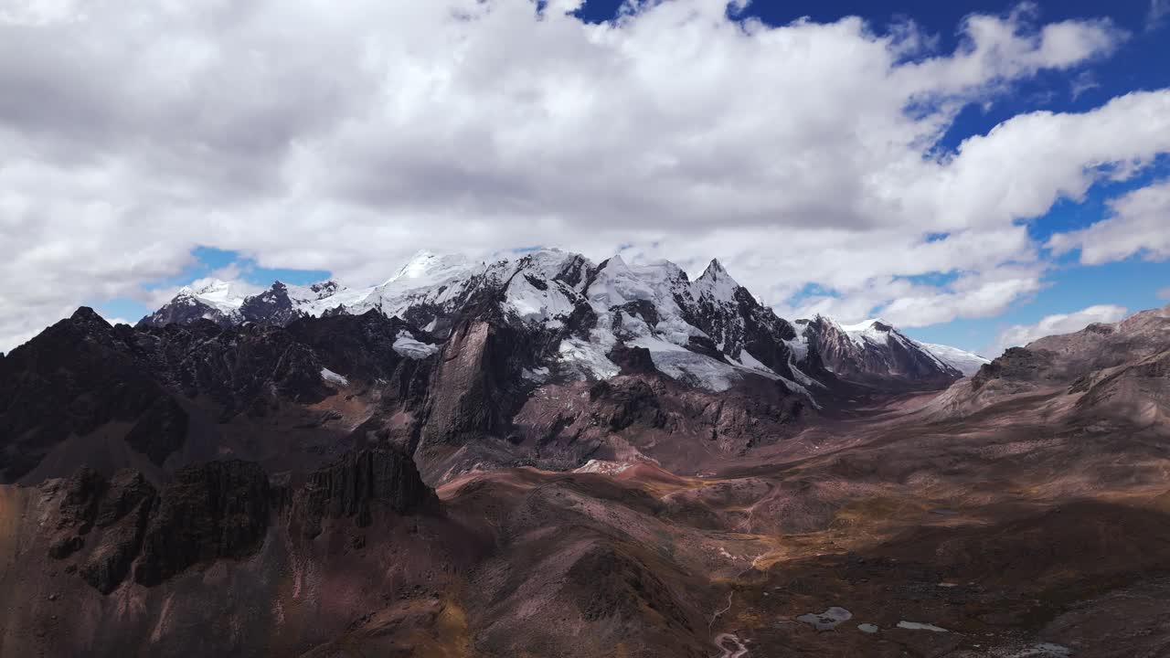 vista aérea de una de las 7 lagunas de ausangate, cusco, perú, con los picos cubiertos de nieve circundantes, visión general