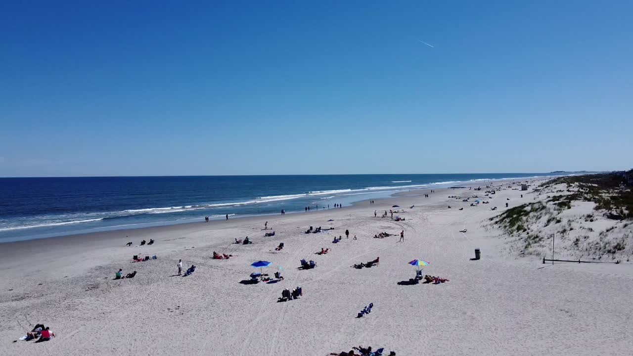 미국 뉴저지주 아발론의 해변에서 일광욕을 하고 휴식을 취하는 사람들의 공중 전망