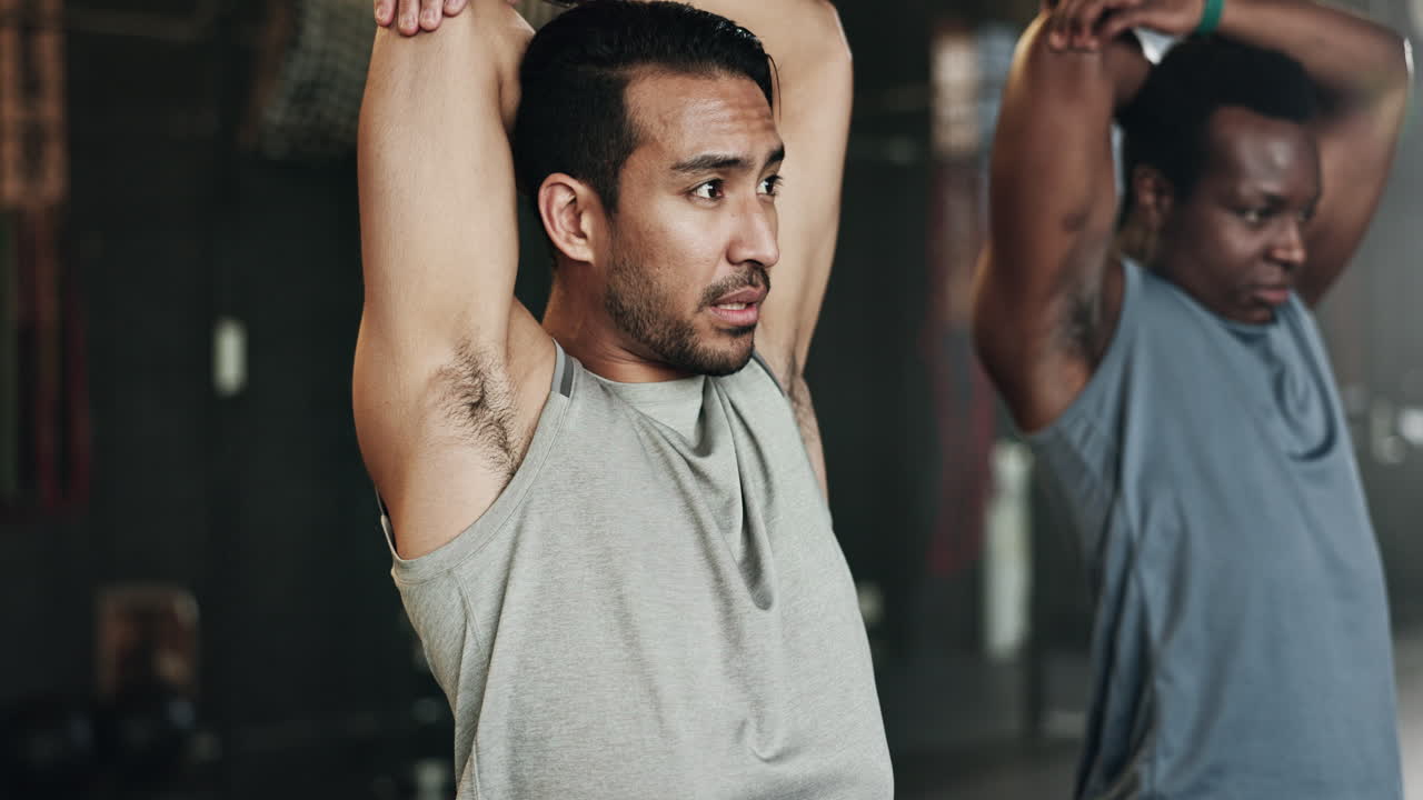 강한 몸 을 위해 함께 체육관 에서 몸 을  ⁇ 는 남자 들