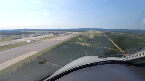 pov desde la cabina de un avión que aterriza en la pista del aeropuerto de goose bay en canadá