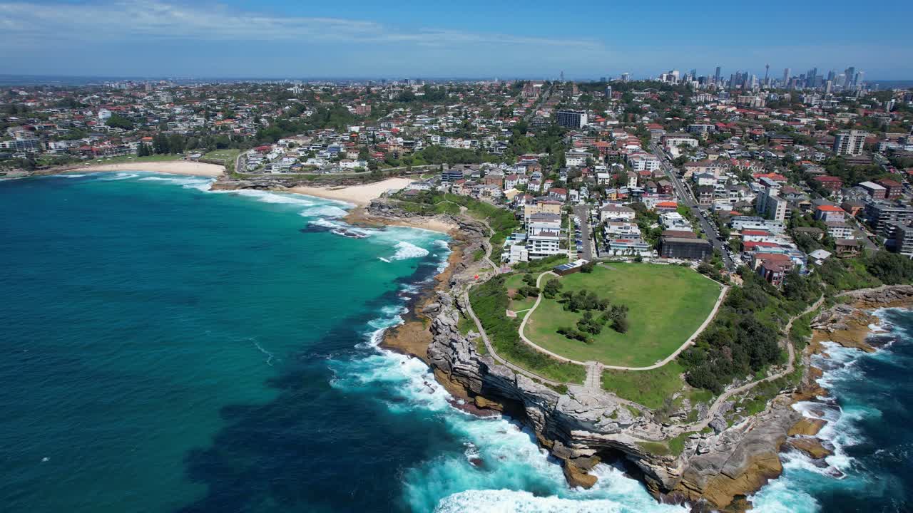 오스트레일리아 시드니의 브론테 비치와 타마라마 비치 해안선 - 낮에 드론 촬영