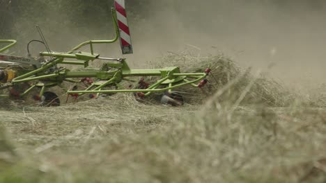 rastrillos rotativos en el campo