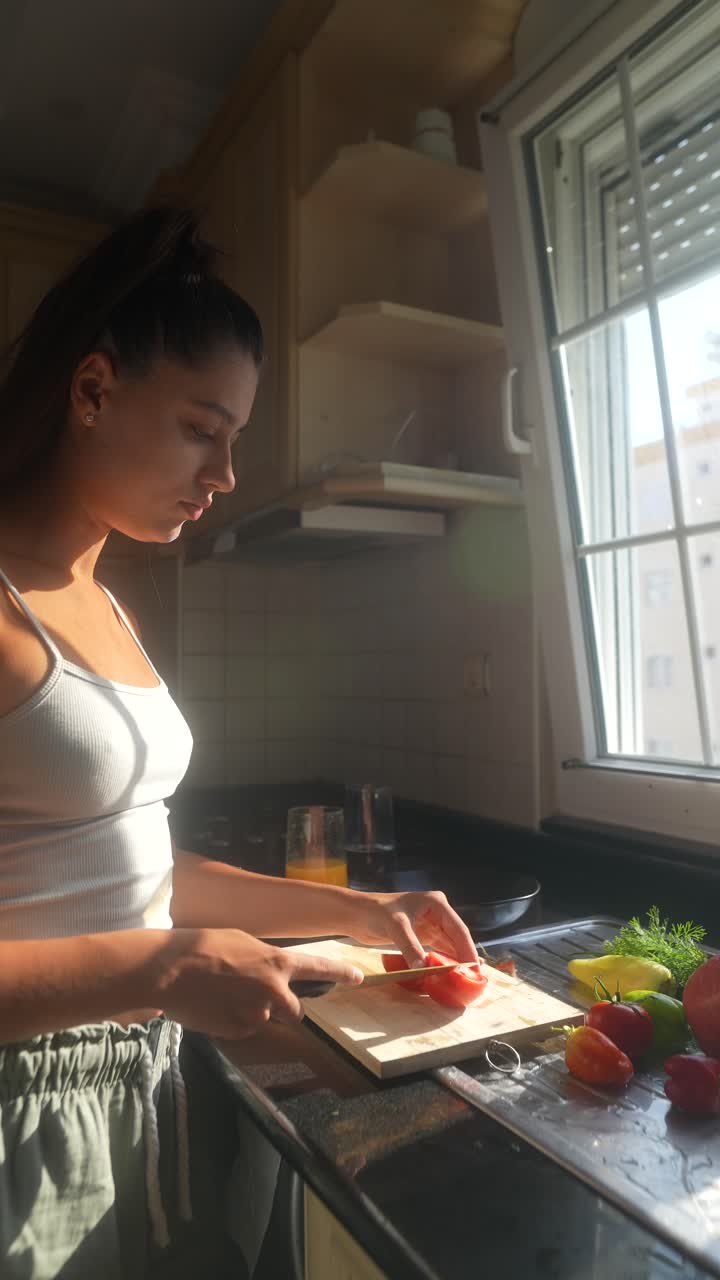 mujer preparando una comida en la cocina