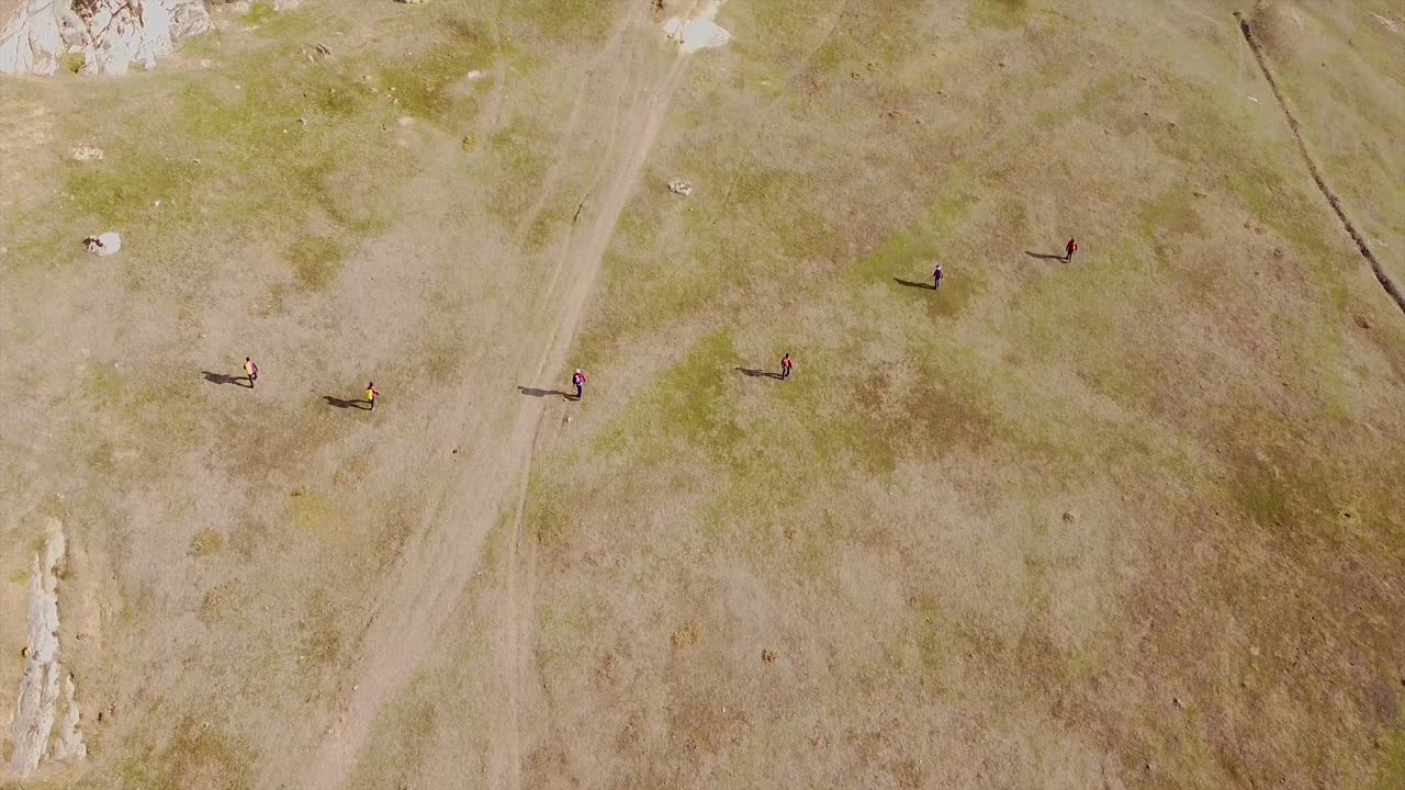 수색 구조팀이 광야에서 수색을 시작하다