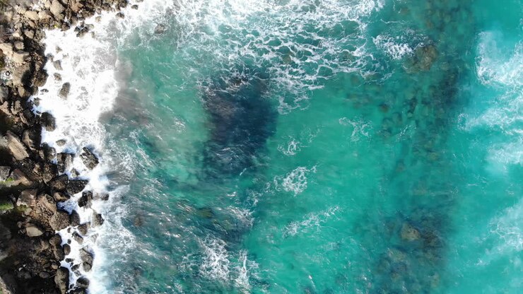Vista aerea con drone delle onde che si infrangono sugli scogli sulla costa di Limassol, Cipro