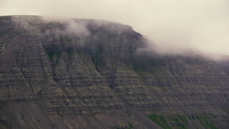 Lapso-De-Tiempo-De-Paisaje-Montañoso-Brumoso,-Islandia