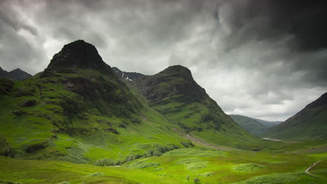 lapso de tiempo: las tres hermanas de glen coe, tierras altas escocesas, zoom amplio