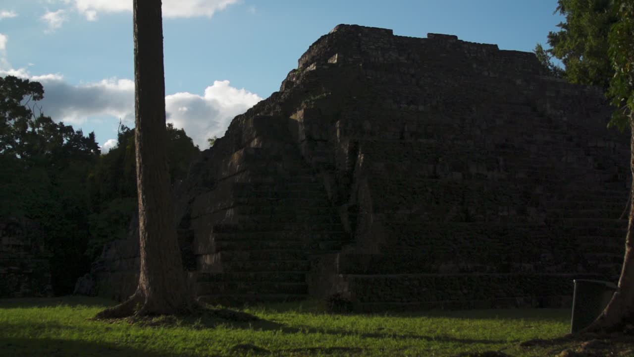 templo de piedra caliza en el sitio maya yaxha en tiempo soleado