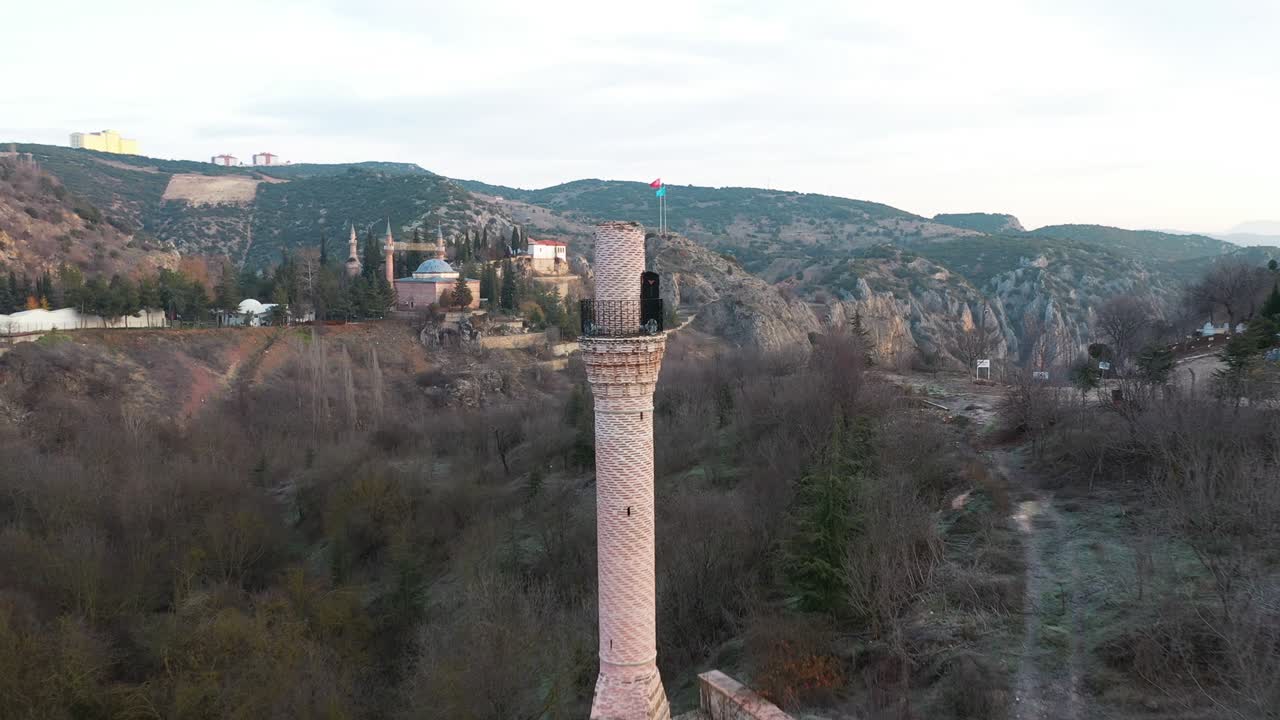 vista aérea de la mezquita de osmangazi en bilecik. imágenes en 4k en turquía