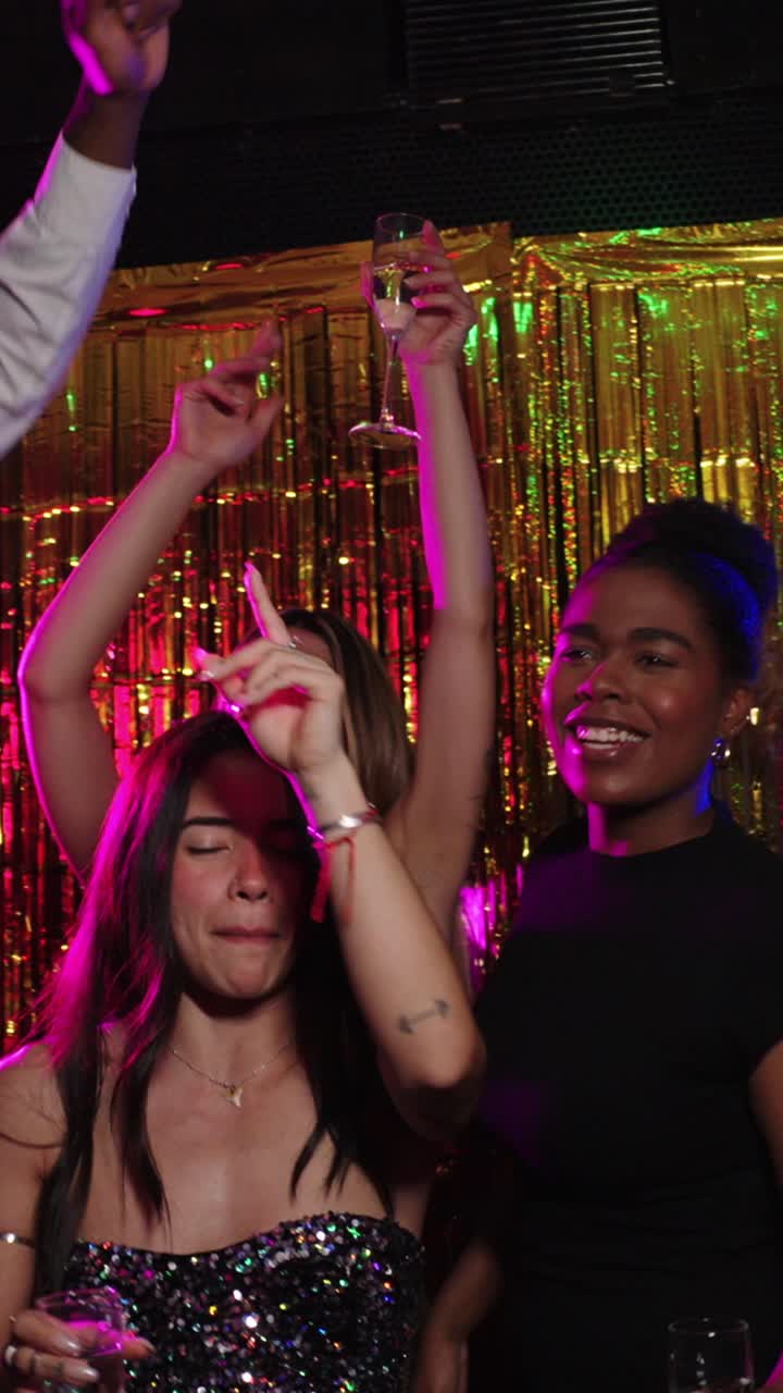 grupo de amigos celebrando en una fiesta