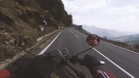 Punto-De-Vista-De-Andar-En-Bicicleta-Por-Las-Carreteras-Del-Himalaya-De-La-Ruta-Shimla-Narkanda-En-Himachal-Pradesh,-India