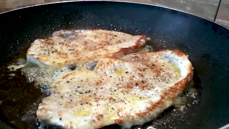 Weißes-Fleisch,-Das-In-Der-Bratpfanne-Mit-Sprudelnder-Butter-Kocht