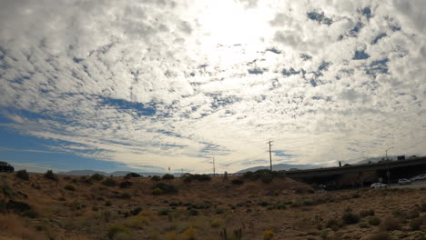 en una rampa de entrada a la autopista y mirando por la ventana mientras los autos circulan a lo largo y a través del intercambio