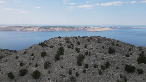 Luftaufnahme-Der-Flachen,-Trockenen,-Felsigen-Landschaft-Der-Insel-Pag-Und-Der-Adria