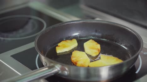 piña frita en una sartén