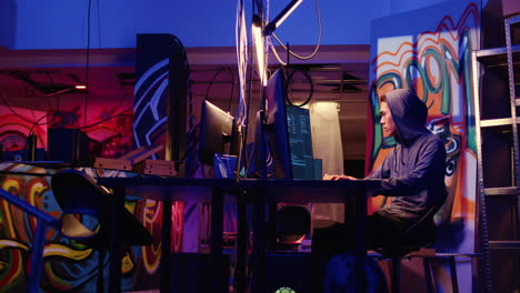 hacker enseña hacking a un nuevo miembro