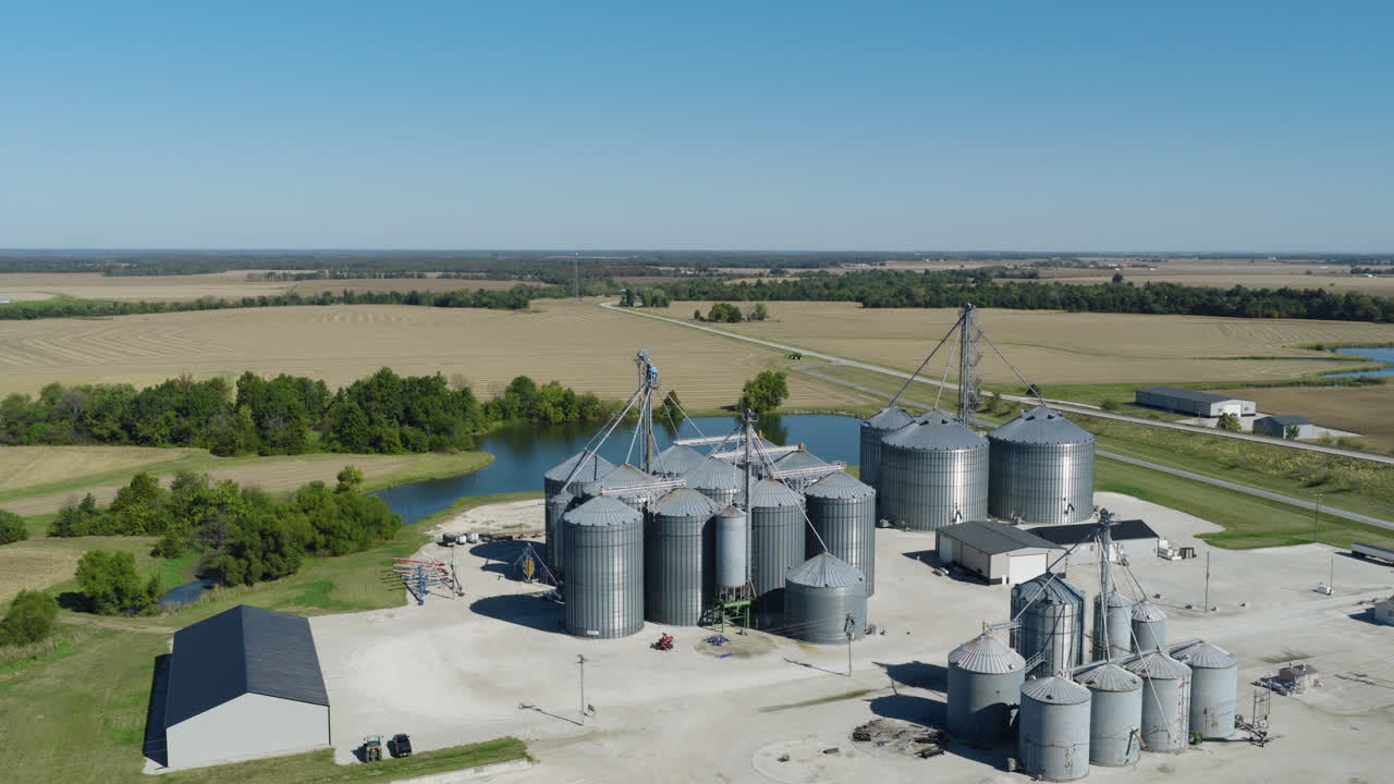 Landwirtschaftliche Anlage mit Getreidesilos und Getreideheber, umgeben von Ackerland in Missouri, USA. Tilt-up-Drohnenaufnahme