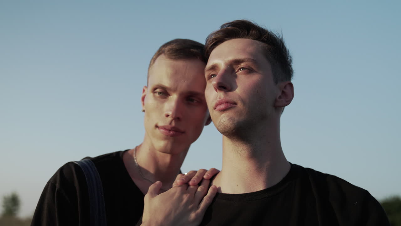 지평선 을 바라보는 부부