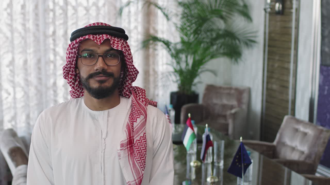 retrato del ministro de asuntos exteriores de los emiratos árabes unidos