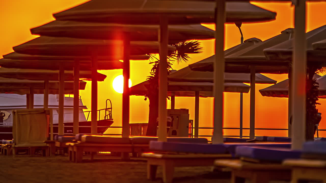 밝고 화려한 일출, 퓨전 시간 경과 동안 태양 침대의 실루엣