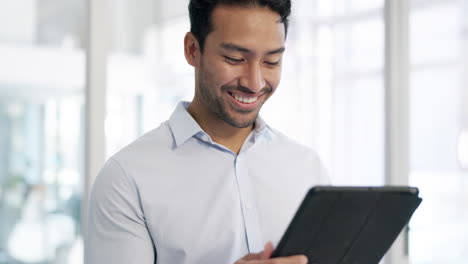 hombre asiático, tableta y sonrisa en la oficina para los negocios