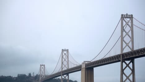 San-Francisco-Bay-Bridge-An-Einem-Bewölkten-Tag,-Kalifornien-01