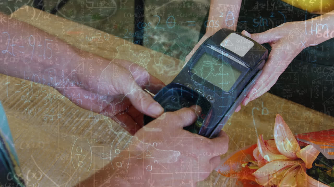 анимация различных данных над руками кавказской женщины и мужчины с использованием платежного терминала