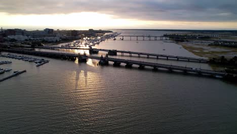 Der-Ashley-River-Bei-Sonnenaufgang-Aus-Der-Luftaufnahme-In-Charleston,-South-Carolina