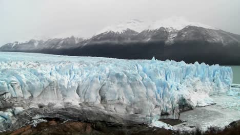 über-Einen-Riesigen-Gletscher-Schwenken,-Wo-Er-Auf-Das-Meer-Trifft-1