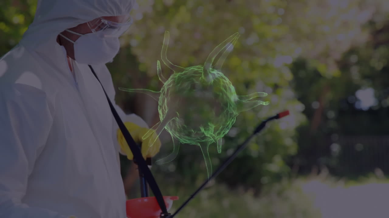 célula de covid-19 flotando contra el trabajador de salud masculino con ropa de protección rociando desinfectante