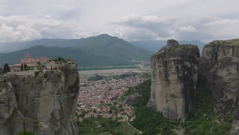 el elevado escenario de la cima del acantilado del monasterio de la santa trinidad en meteora, grecia