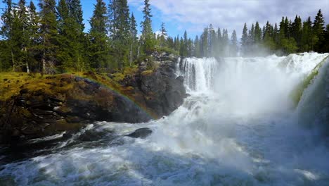 Zeitlupenvideo-Der-Wasserfall-Ristafallet-Im-Westlichen-Teil-Von-Jämtland-Gilt-Als-Einer-Der-Schönsten-Wasserfälle-Schwedens.