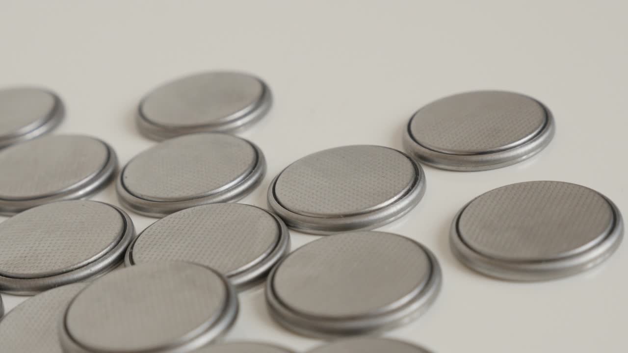 moviendo una batería de botón de la pila de primer plano 4k