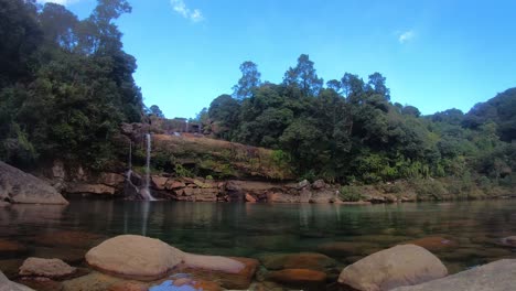 Cascada-Natural-Que-Cae-Desde-La-Cima-De-La-Montaña-Con-Un-Cielo-Azul-Espectacular-En-El-Lapso-De-Tiempo-De-Los-Bosques