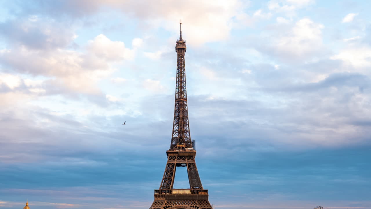 Parigi, Francia - 4 gennaio 2023: la Torre Eiffel su uno sfondo di cielo blu nuvoloso