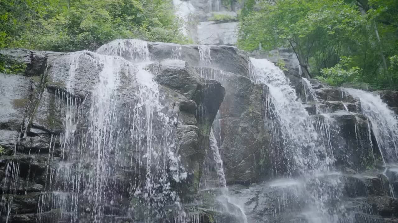 cataratas de los apalaches en el verano