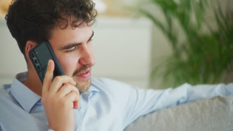 Primer-Plano-De-Un-Hombre-Hablando-Con-Un-Cliente-Por-Teléfono.