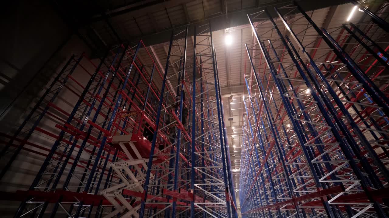 gran y moderno almacén en construcción, con estanterías metálicas y otros equipos industriales.