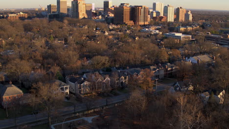 Casas-Elevadas-En-Un-Barrio-De-La-Ciudad-Y-Acercándose-Al-Horizonte-Del-Centro-Al-Atardecer