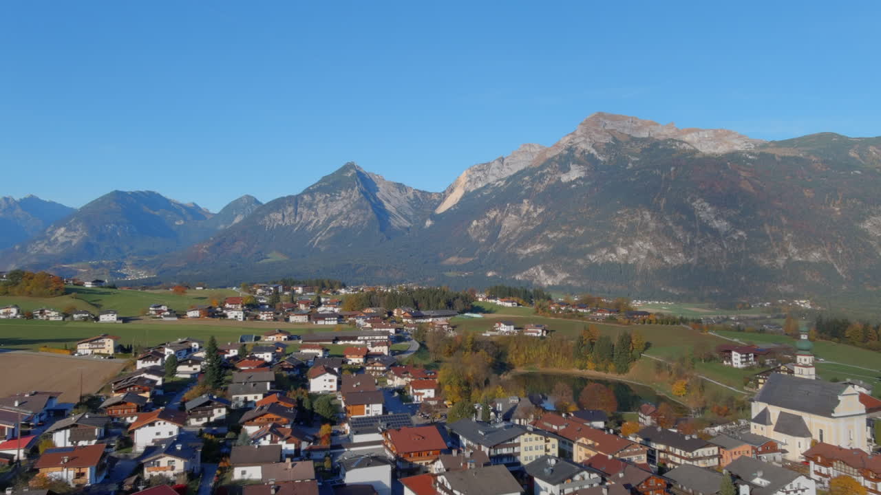 calmante sobrevuelo matutino de la aldea en tirol, austria, tiro de avance de drones