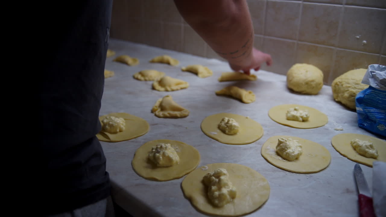 imágenes de primer plano de una mujer preparando pasteles de queso griego caseros