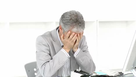 hombre de negocios agotado en el trabajo