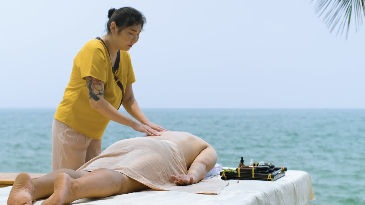 남자에게 마사지를 주는 안마사