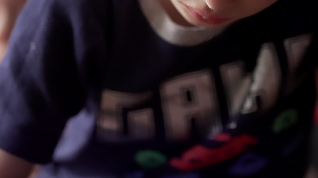 ritratto del primo piano di un ragazzino che colora un'immagine