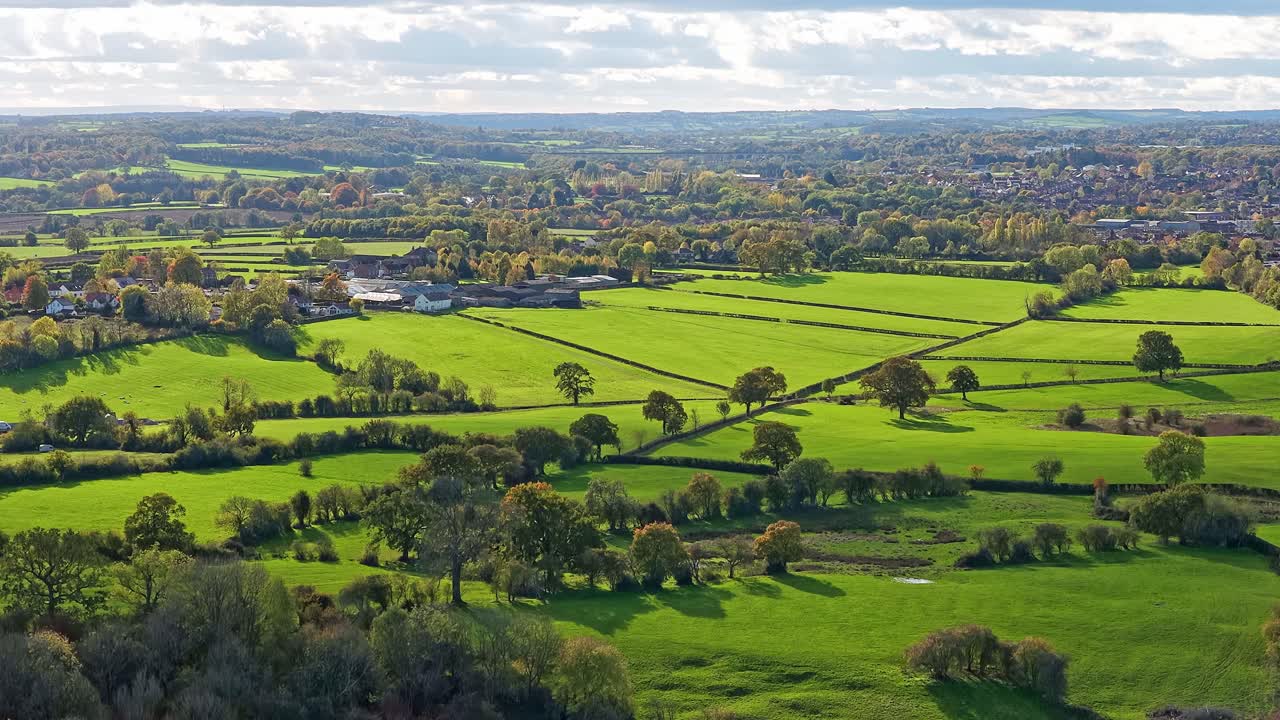 Een brede luchtfoto toont een dronecamera die het landelijke Engelse landschap onthult met velden, bomen, heggen, weilanden en nederzettingen in de verte, op het platteland vlak bij Knaresborough, North Yorkshire, Verenigd Koninkrijk