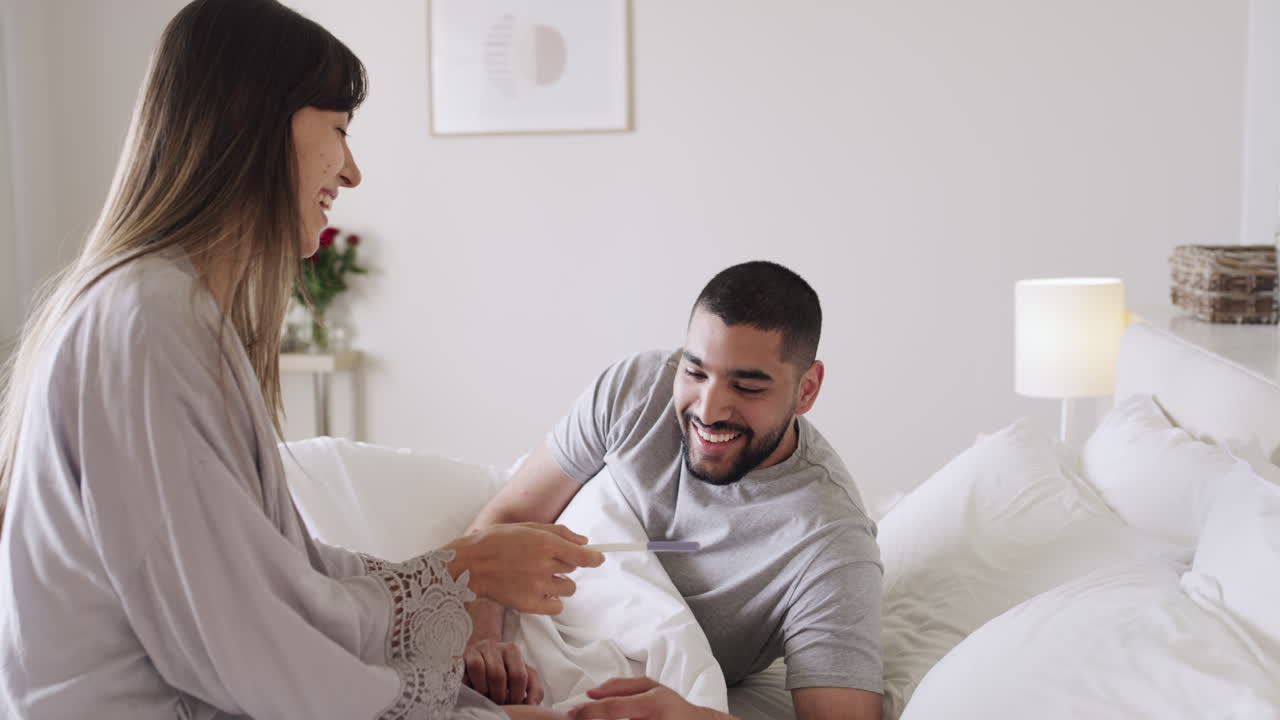 Bella donna incinta che sveglia il marito